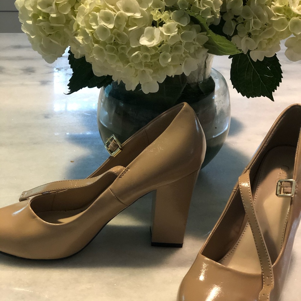 Gently used nude pumps. 9W